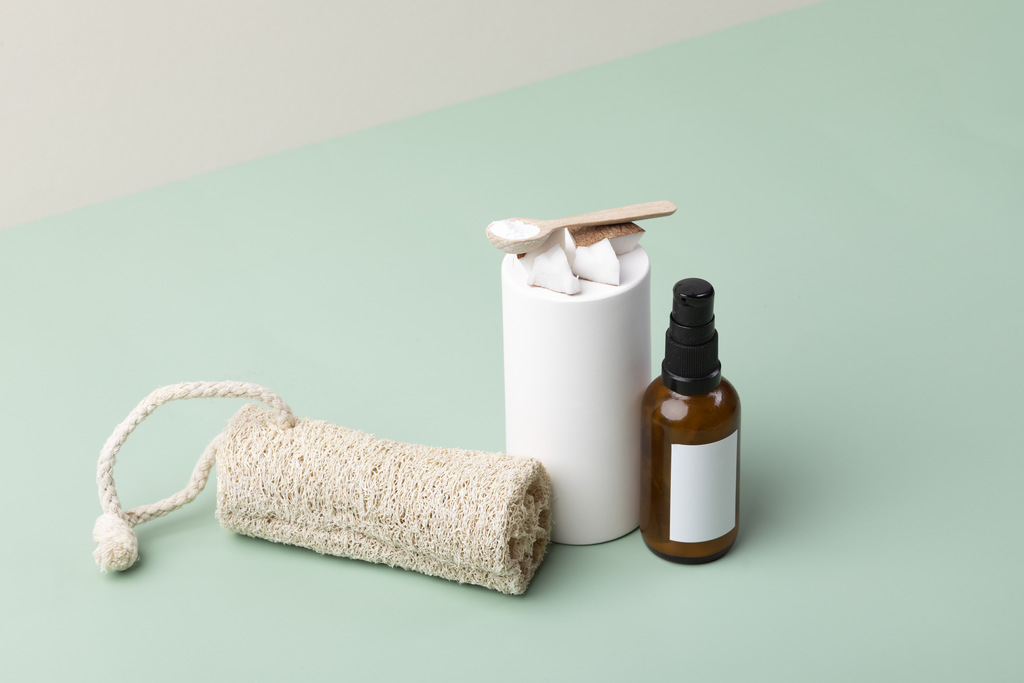 Alguns produtos de higiene e estética sobre um fundo azul ciano