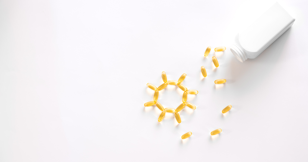 Capsulas de vitamina D organizadas em formato de um sol abstrato
