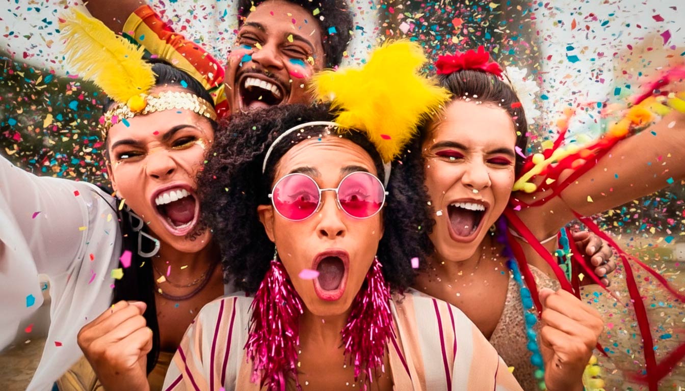 amigos-carnavalescos-cientes-do-perigo-de-tomar-alcool-com-remedio