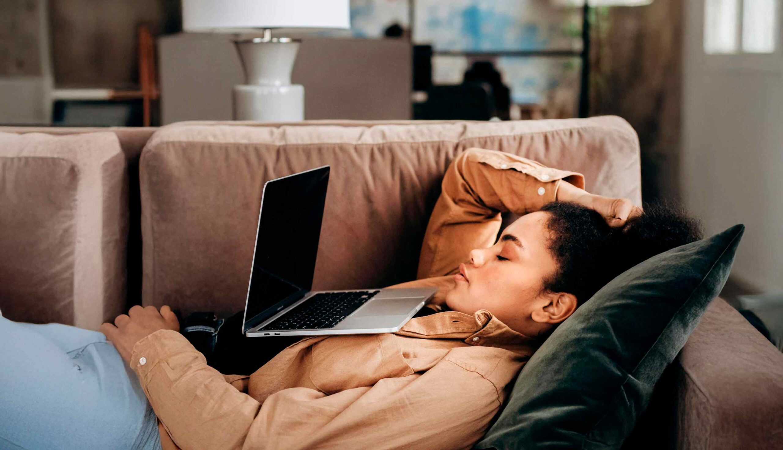 mulher-deitada-no-sofa-com-sinais-de-cansaço-e-fadiga
