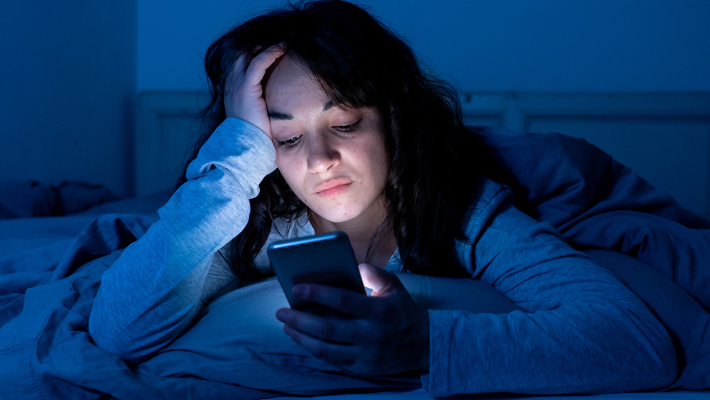 mulher-jovem-com-insonia-mexendo-no-celular-na-cama-a-noite-sem-conseguir-dormir